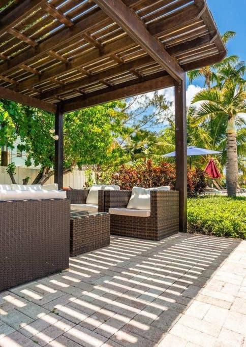 Beach Living At Island Pine Villas ジョージ・タウン エクステリア 写真