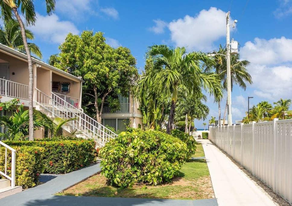 Beach Living At Island Pine Villas ジョージ・タウン エクステリア 写真